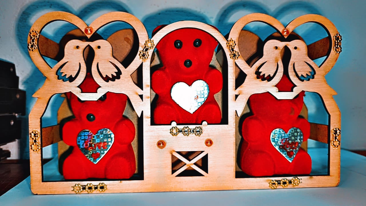 Romantic Wooden Gift Box with Teddy Bears – Perfect for Special Surprises!